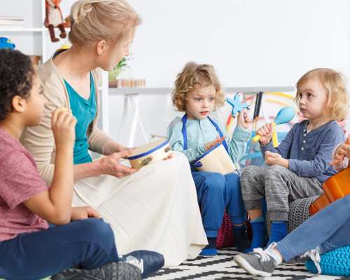 Kinder und Erzieherin im Kindergarten München