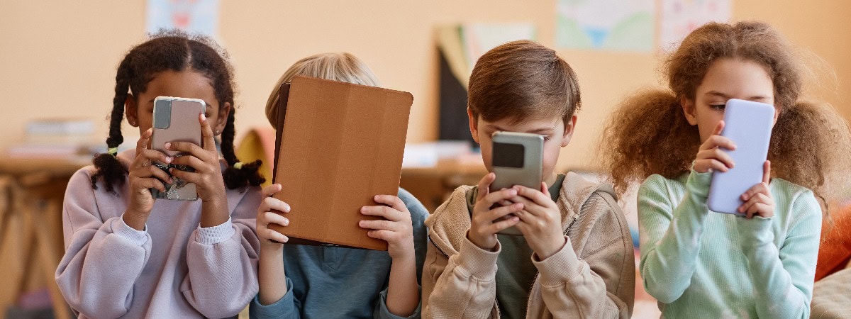 Gruppe kleiner Kinder, die Smartphones halten